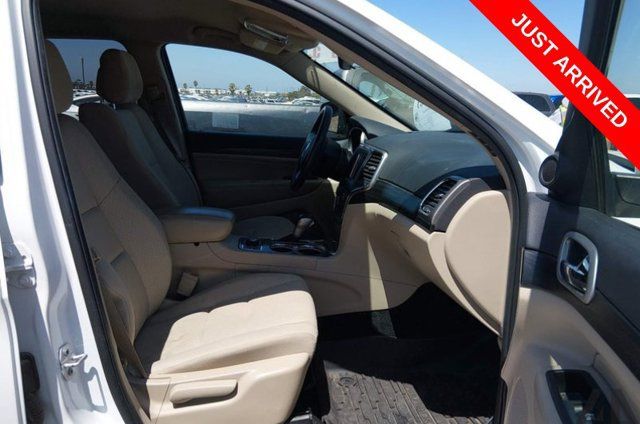 Used 2019 Jeep Grand Cherokee Laredo AWD/4WD image 5