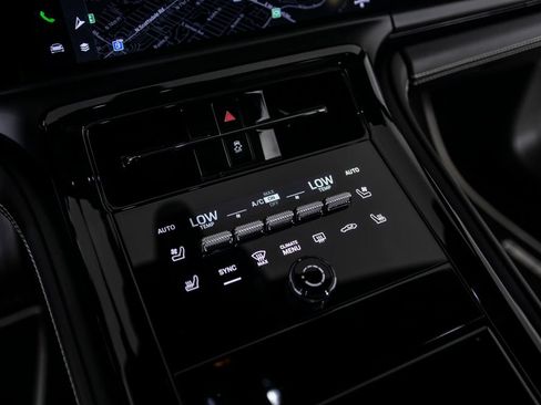 Used 2025 Porsche Panamera image 32