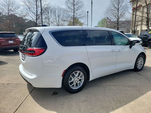 Used 2025 Chrysler Pacifica Select image 8