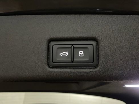 Used 2025 Audi Q5 Premium w/ Convenience Package image 8