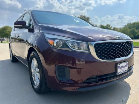 Used 2017 Kia Sedona LX w/ LX Essentials Premium Package FWD image 4