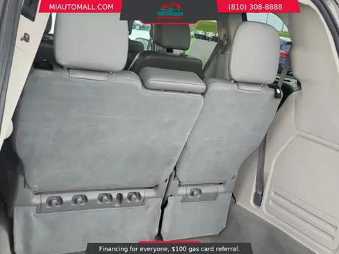 Used 2011 Volkswagen Routan SEL FWD image 6