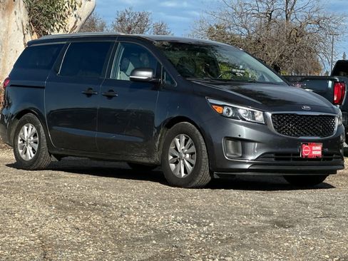Used 2017 Kia Sedona LX w/ LX Essentials Premium Package image 10