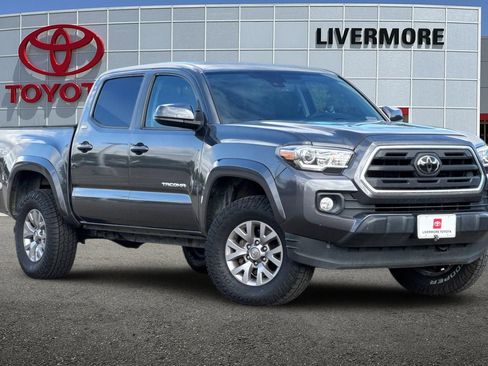 Used 2018 Toyota Tacoma SR5 RWD image 2