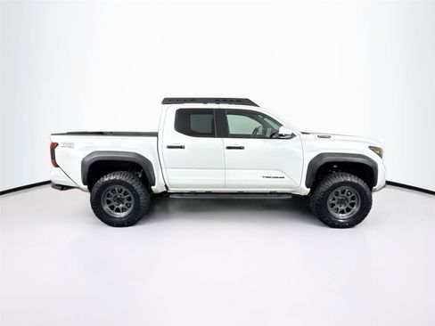 Used 2025 Toyota Tacoma TRD Off-Road AWD/4WD image 11