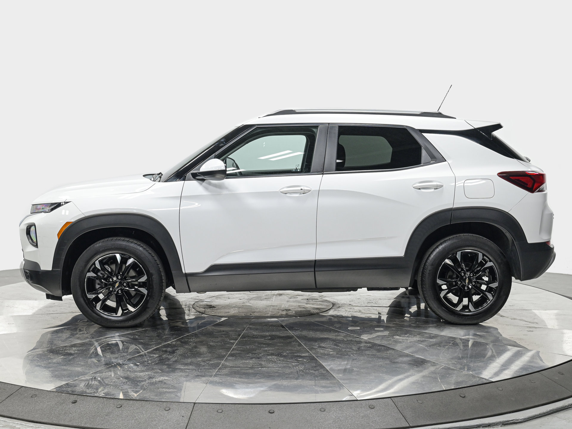 Used 2023 Chevrolet TrailBlazer LT w/ Convenience Package AWD/4WD image 2