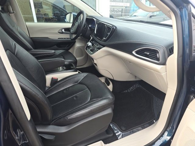 Used 2022 Chrysler Pacifica Touring-L FWD image 5