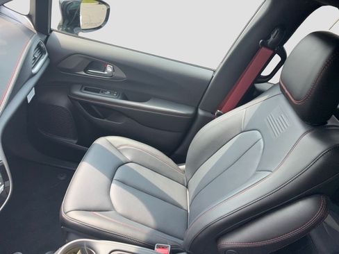 New 2027 Chrysler Pacifica Select AWD/4WD image 13