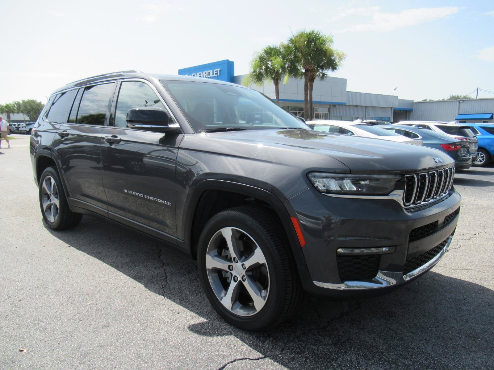 Used 2023 Jeep Grand Cherokee L Limited w/ Luxury Tech Group II RWD image 4