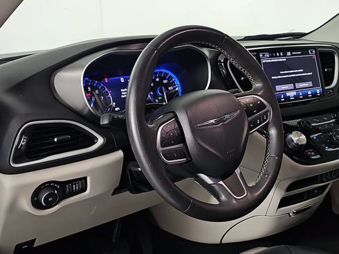 Used 2022 Chrysler Pacifica Touring-L FWD image 14