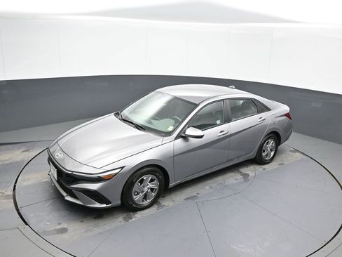 Certified 2025 Hyundai Elantra SE image 33