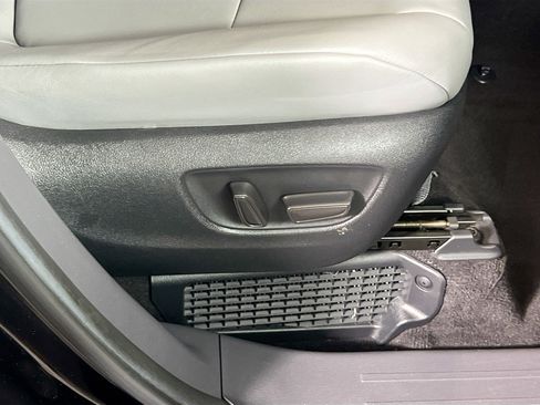 Used 2023 Toyota Sienna XLE FWD image 33