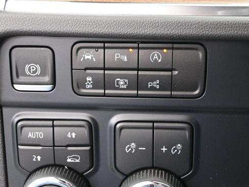 Used 2025 Chevrolet Suburban High Country AWD/4WD image 39