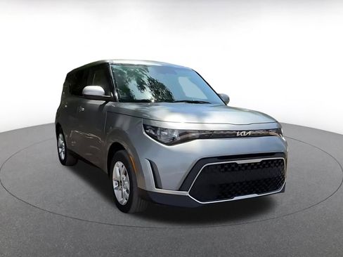 Used 2025 Kia Soul LX w/ LX Technology Package FWD image 2
