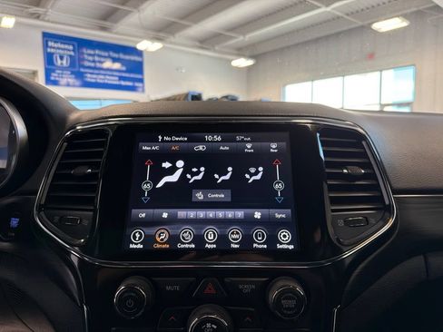 Used 2022 Jeep Grand Cherokee Laredo X AWD/4WD image 13