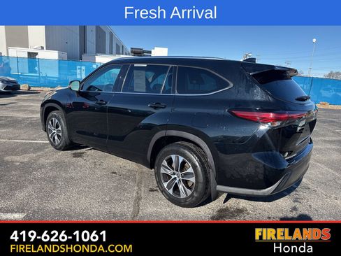 Used 2021 Toyota Highlander XLE image 3