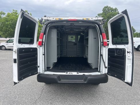 Used 2017 Chevrolet Express 2500 RWD image 22