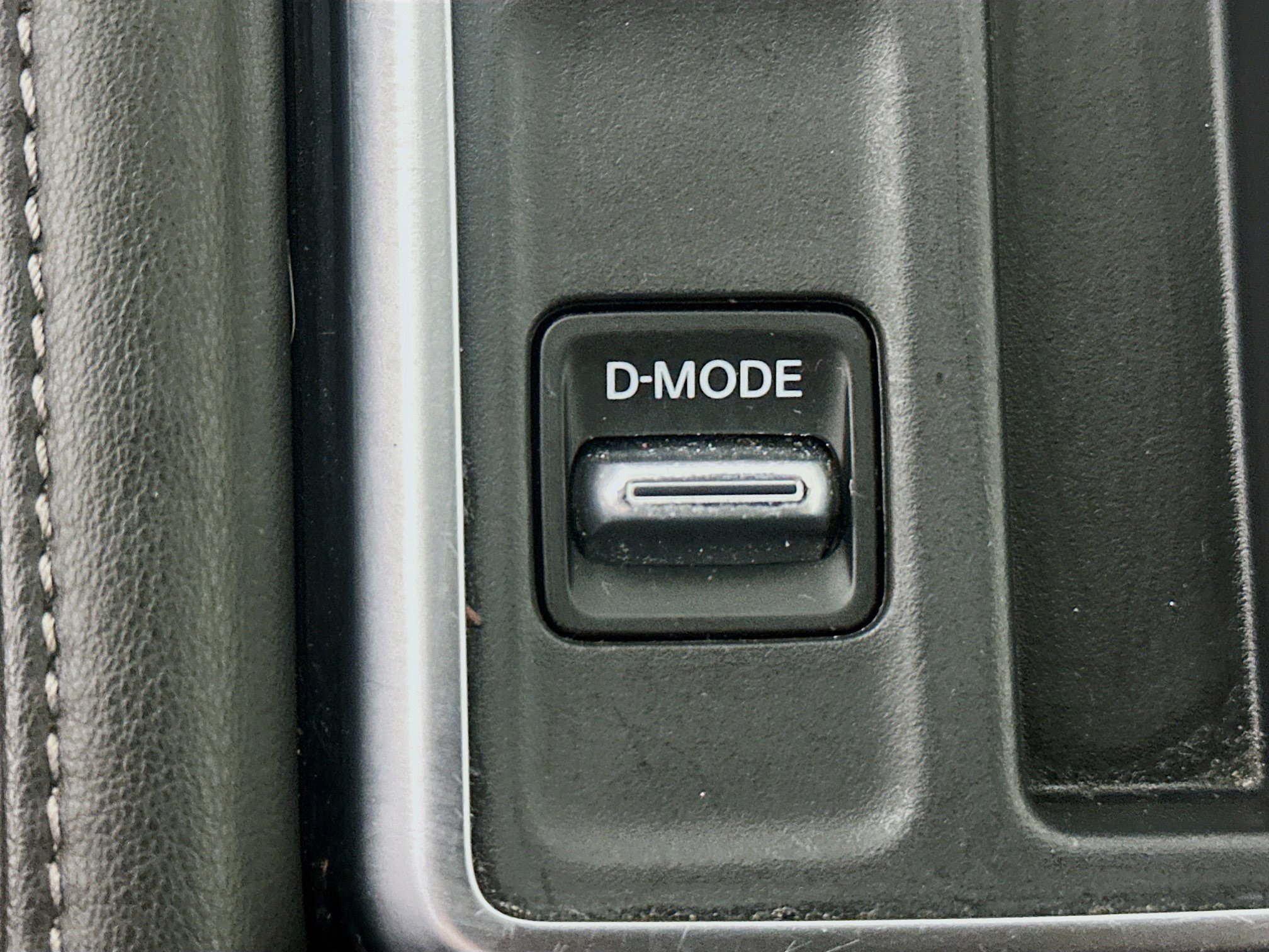 Used 2025 Nissan Pathfinder SV FWD image 25