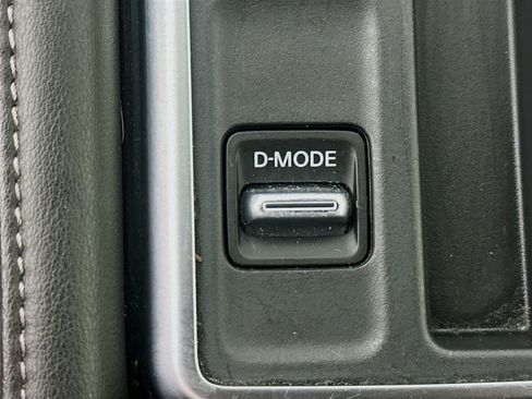Used 2025 Nissan Pathfinder SV FWD image 25