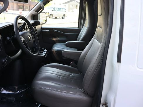 Used 2018 Chevrolet Express 2500 Extended RWD image 22