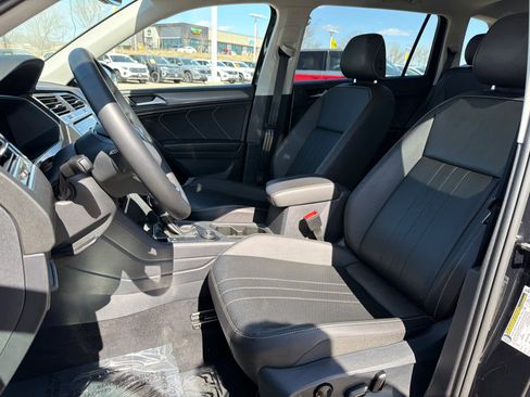 Used 2022 Volkswagen Tiguan SE w/ Panoramic Sunroof Package image 11
