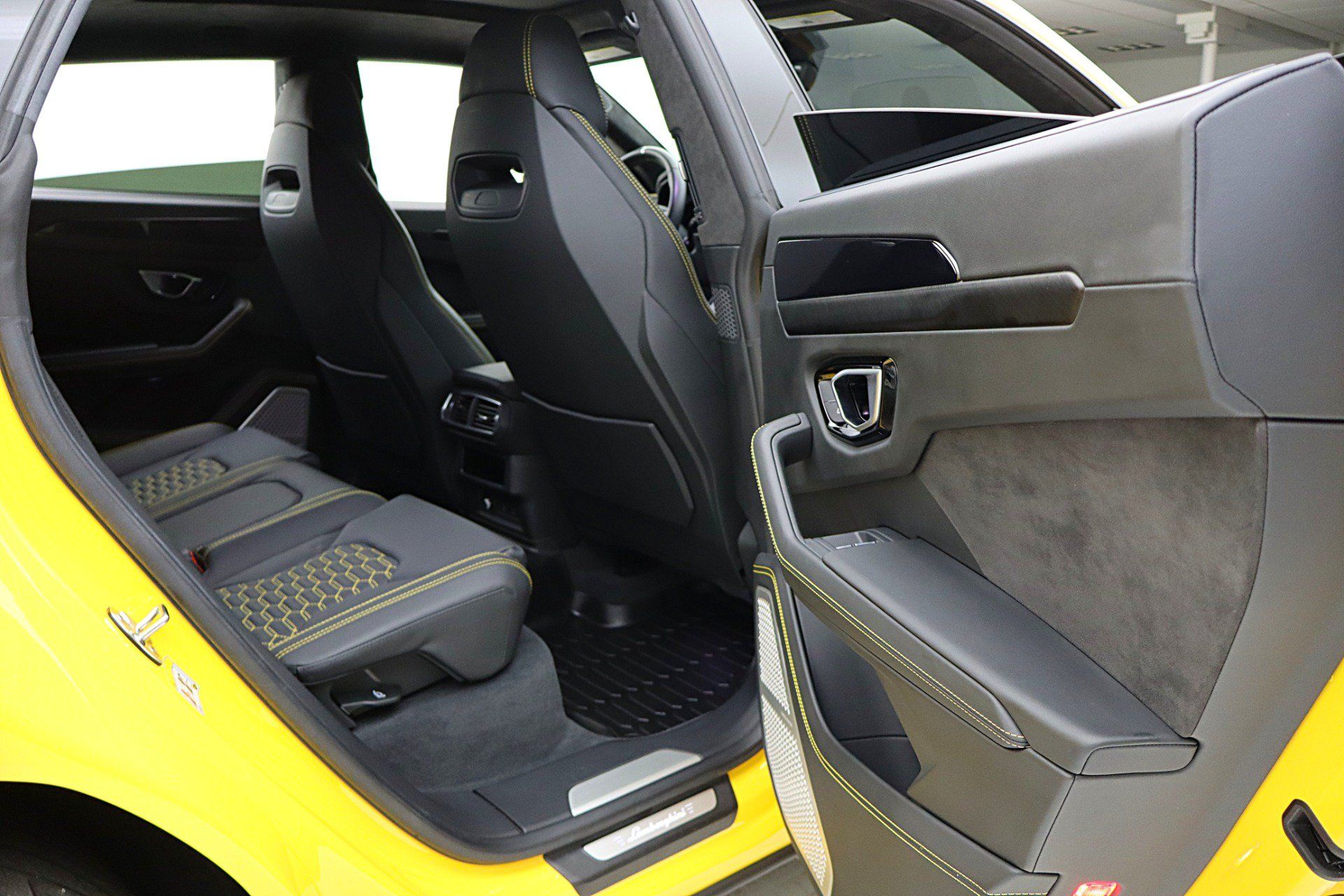 Used 2022 Lamborghini Urus AWD/4WD image 40
