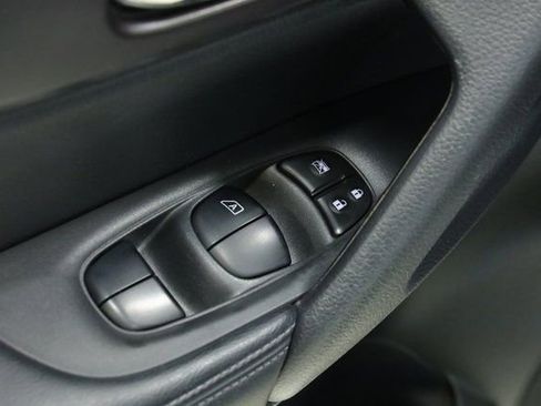 Used 2016 Nissan Rogue SV image 26