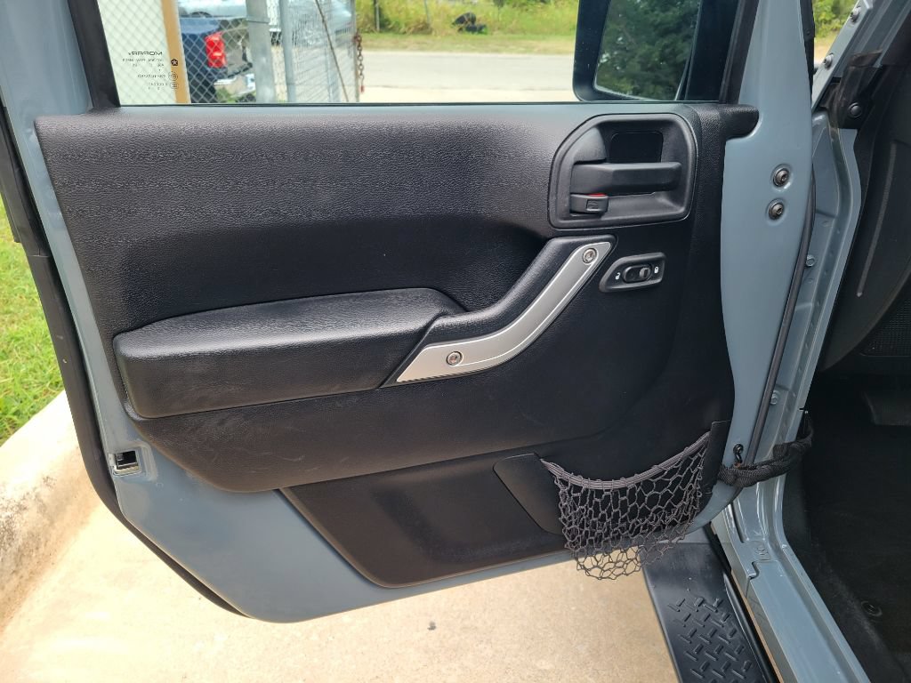 Used 2015 Jeep Wrangler Unlimited Sahara w/ Connectivity Group AWD/4WD image 11