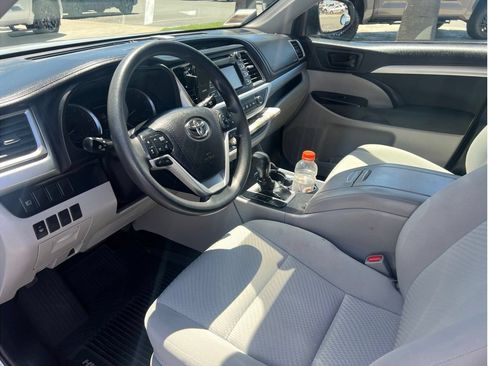 Used 2019 Toyota Highlander LE FWD image 6