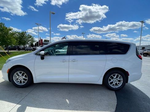Used 2023 Chrysler Pacifica Touring-L FWD image 4