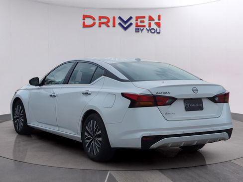 Used 2025 Nissan Altima 2.5 SV FWD image 3