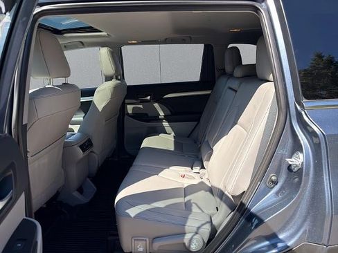 Used 2019 Toyota Highlander XLE AWD/4WD image 22
