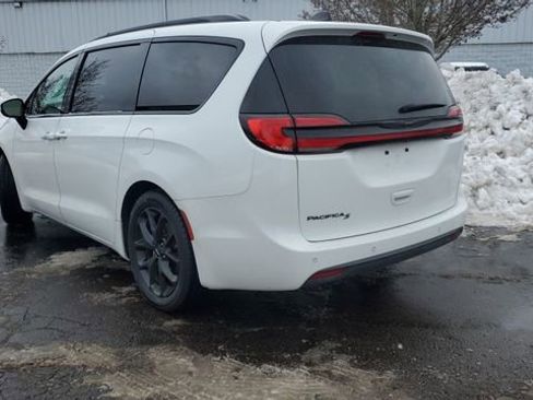 Used 2023 Chrysler Pacifica Touring-L w/ S Appearance Package image 29