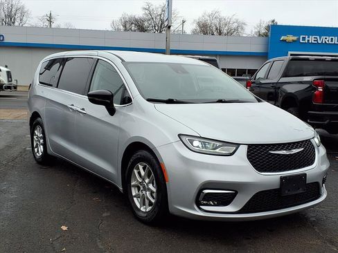 Used 2024 Chrysler Pacifica Touring-L image 5