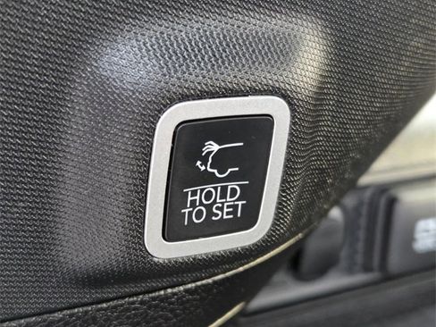 Used 2025 Jeep Grand Cherokee Summit w/ Obsidian Package image 17