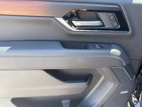 Used 2025 GMC Yukon XL Denali AWD/4WD image 14