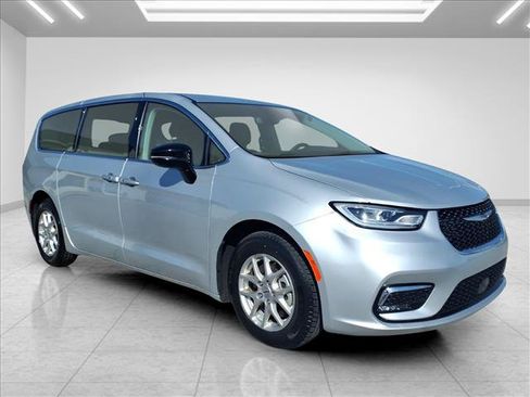 Used 2024 Chrysler Pacifica Touring-L FWD image 2