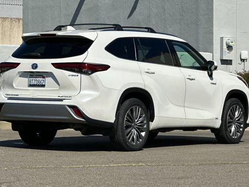 Used 2021 Toyota Highlander Platinum image 2