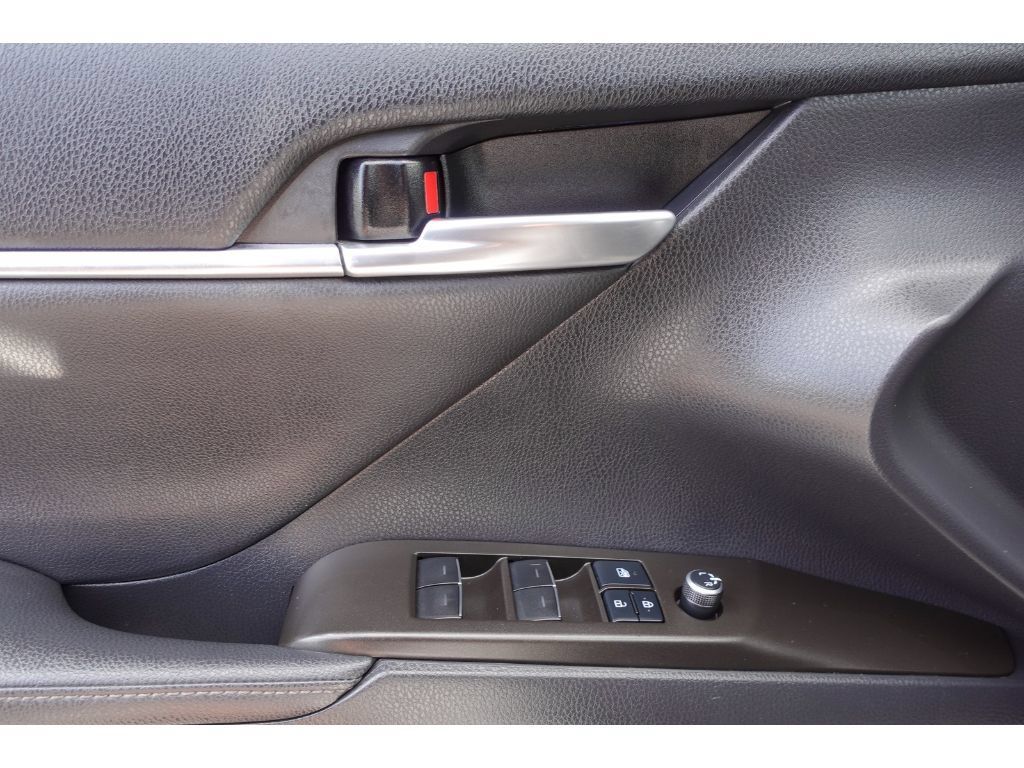 Used 2021 Toyota Camry XLE FWD image 11