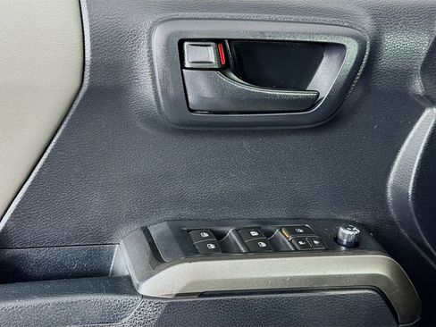 Used 2018 Toyota Tacoma SR5 image 18