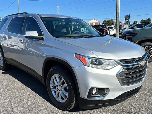 Used 2021 Chevrolet Traverse LT image 3
