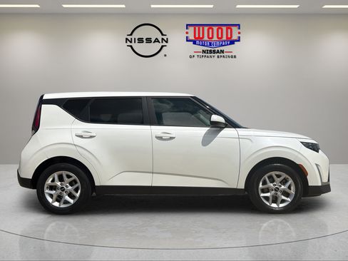 Used 2023 Kia Soul LX w/ LX Technology Package FWD image 2