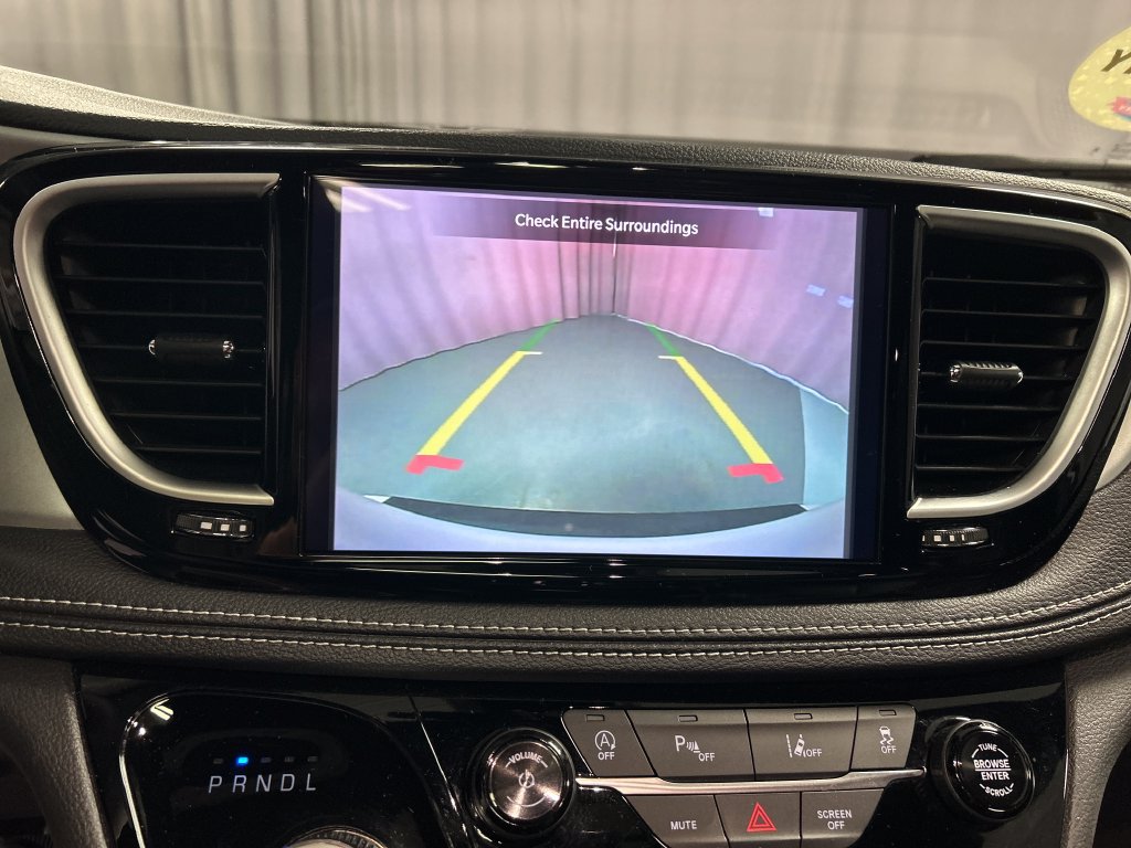 Used 2026 Chrysler Pacifica Limited FWD image 18