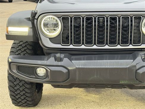 Used 2024 Jeep Gladiator Rubicon w/ Technology Group image 8