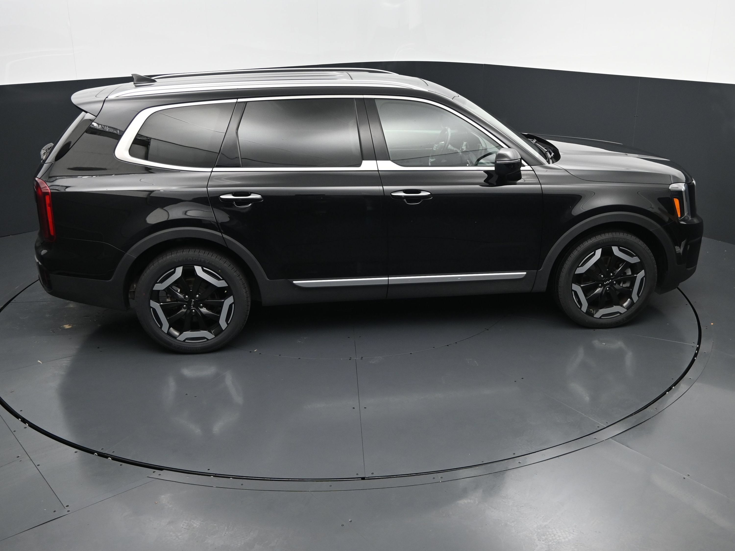 Used 2025 Kia Telluride S FWD image 32