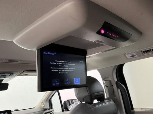 Used 2023 Toyota Sienna Limited image 26