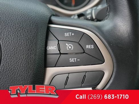 Used 2016 Jeep Cherokee Latitude FWD image 28
