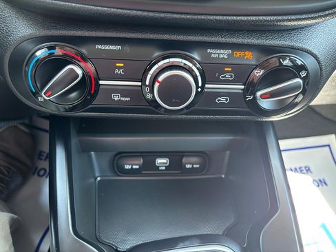 Used 2025 Kia Soul LX w/ LX Technology Package FWD image 19