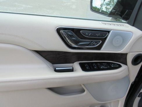 Used 2021 Lincoln Navigator Reserve w/ Luxury Package AWD/4WD image 16