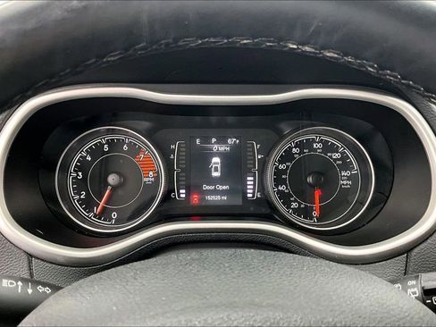 Used 2018 Jeep Cherokee Latitude Plus w/ Cold Weather Group AWD/4WD image 20